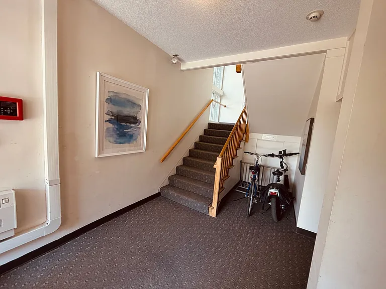 383 College Street — Photo 9