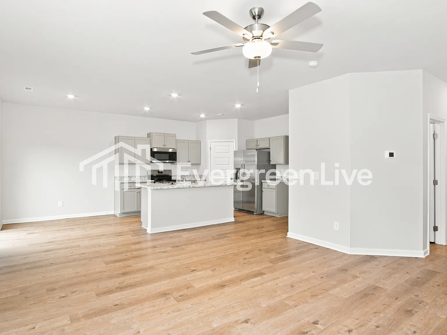 3 bed, 2.5 bath, 1689 sqft, $1,505 — Photo 3