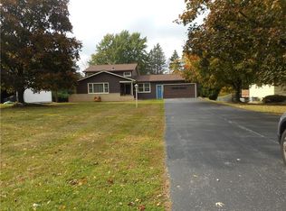 97 Charleswood Dr, Pittsford, NY 14534