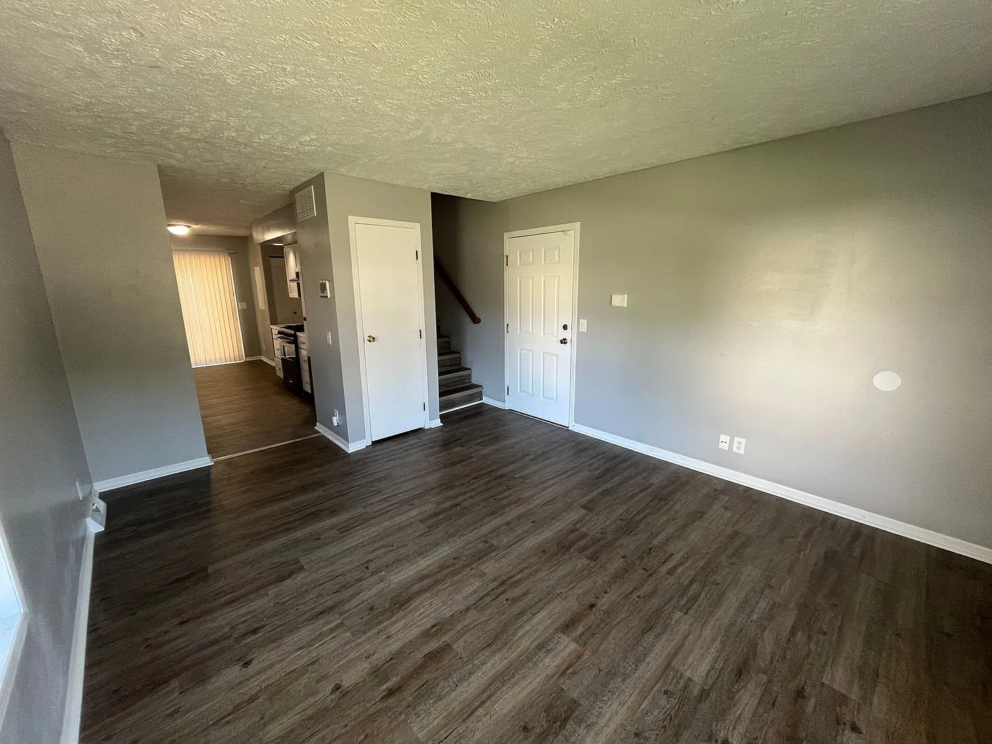Updated 4 Bedroom 2 Bath Home with New Kitchen and Appliances, Downstairs Suite! — Photo 3