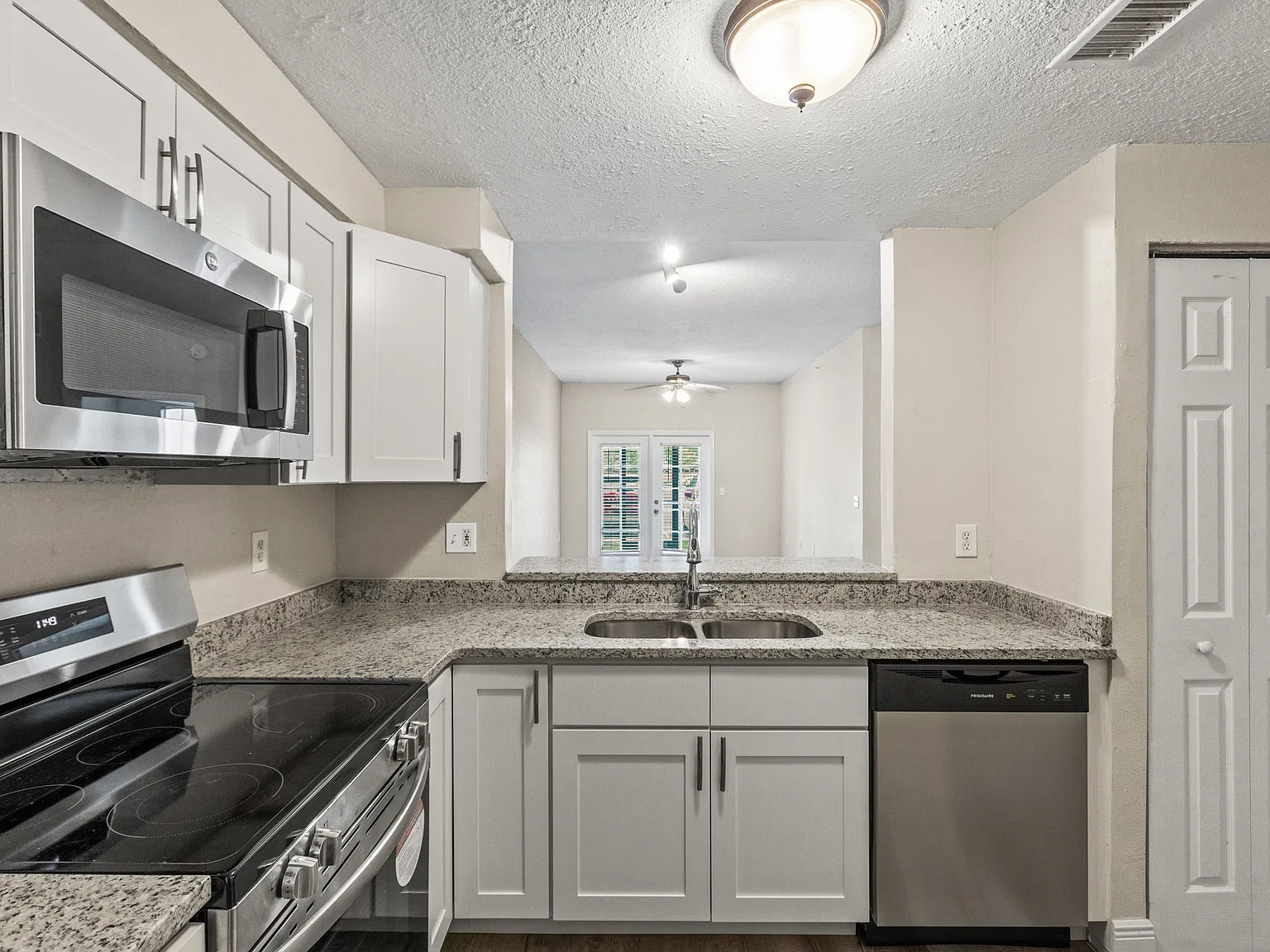 3 bed, 1134 sqft, $2,200 — Photo 3