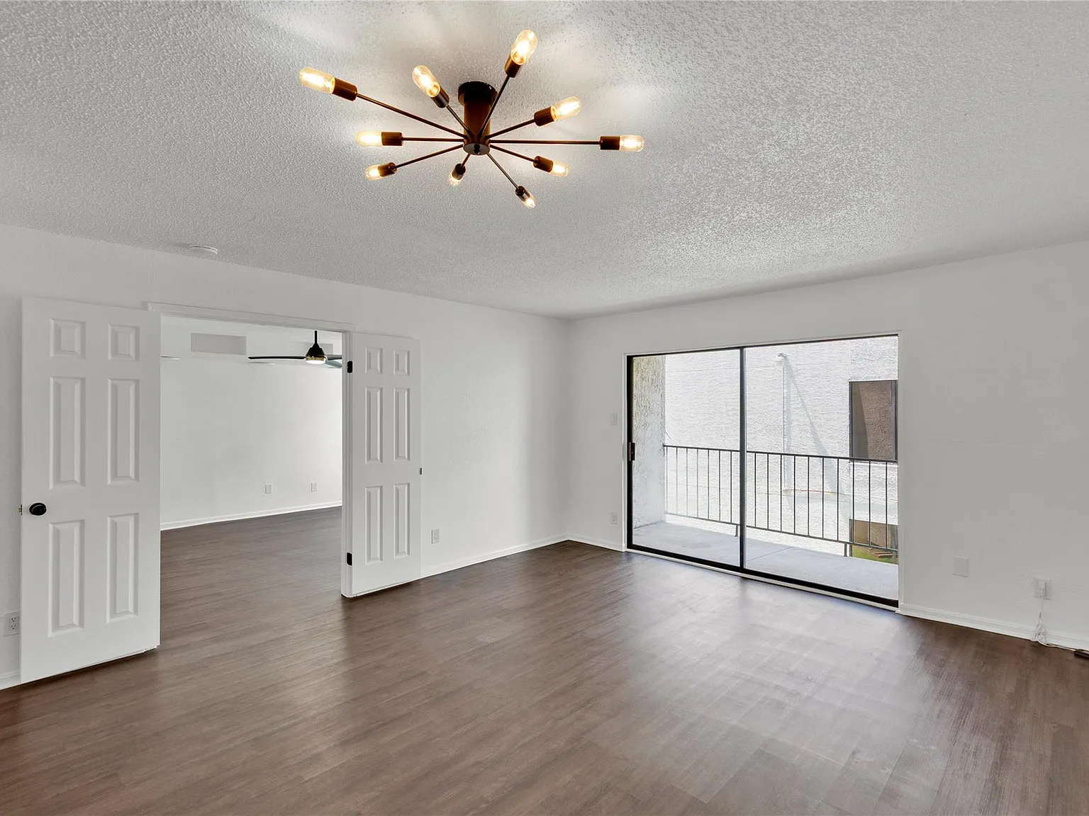 1 bed, 1.0 bath, 700 sqft, $1,050 — Photo 2