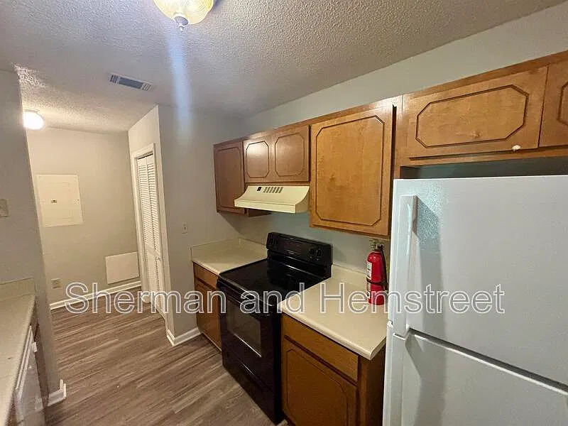 3 bed, 2.0 bath, 1200 sqft, $1,100 — Photo 3
