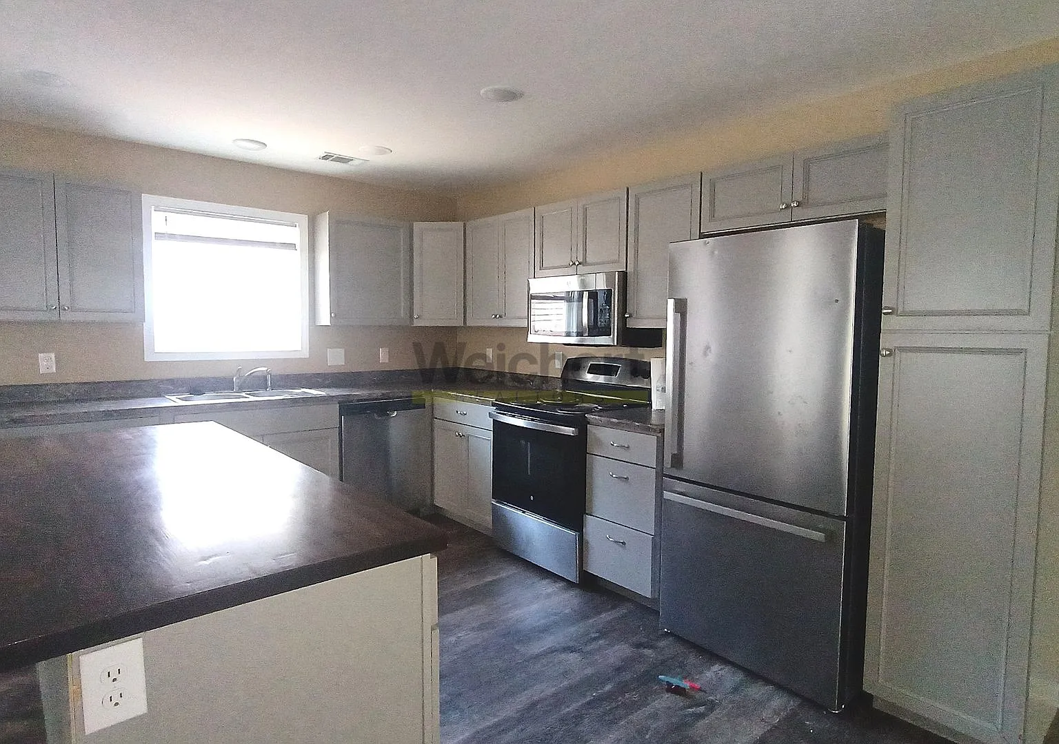 Spacious Newer 4-Bedroom Home with Fenced Backyard — Photo 4