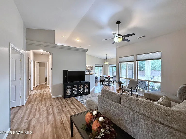 6622 E Farmstead Rd — Photo 3