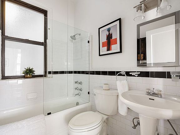 5th image of 205 W 54th St APT 6G