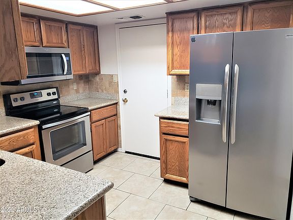 4th image of 831 E REDONDO Drive