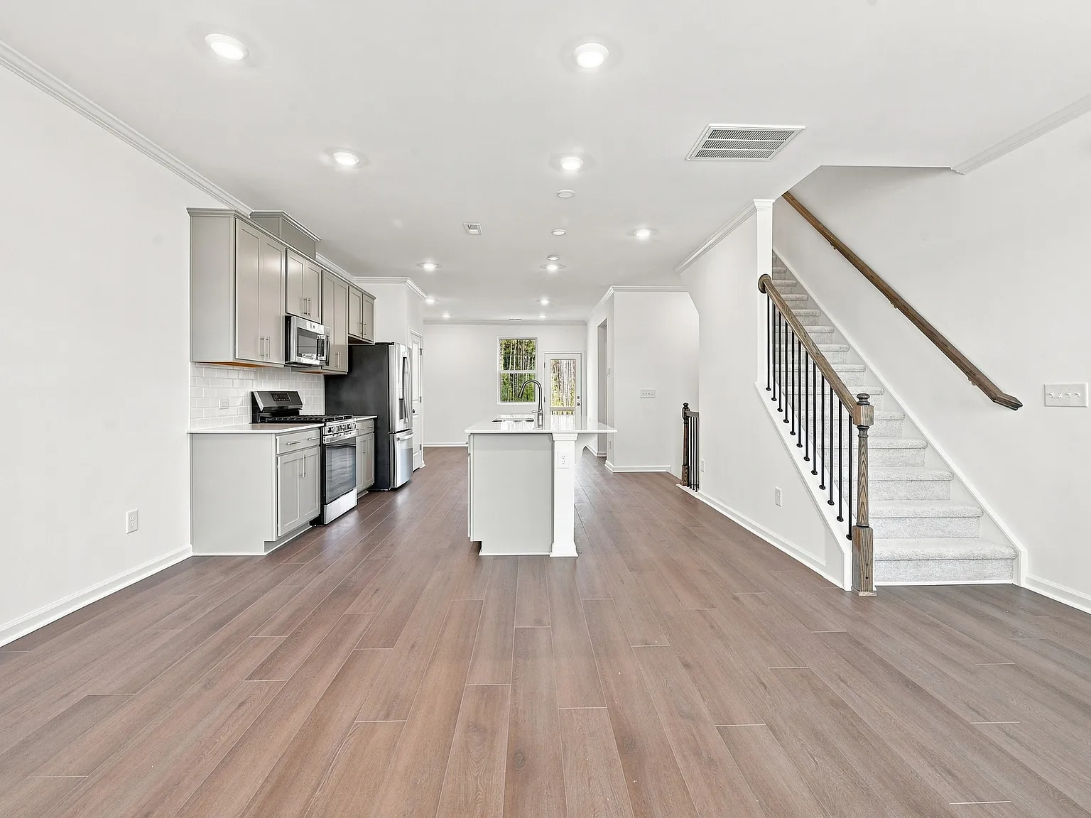 3 bed, 3.5 bath, 1890 sqft, $2,200 — Photo 4