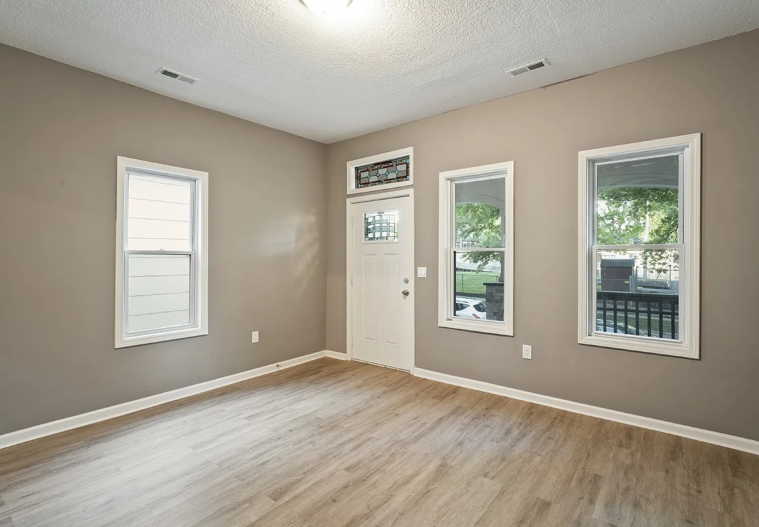 2 bed, 1.0 bath, 1002 sqft, $1,035 — Photo 4