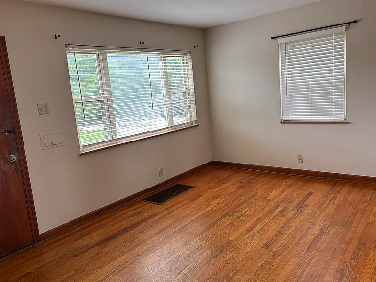 1506 Sleepy Hollow Rd — Photo 2