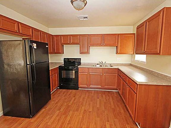 4th image of 4801 Longfellow Dr