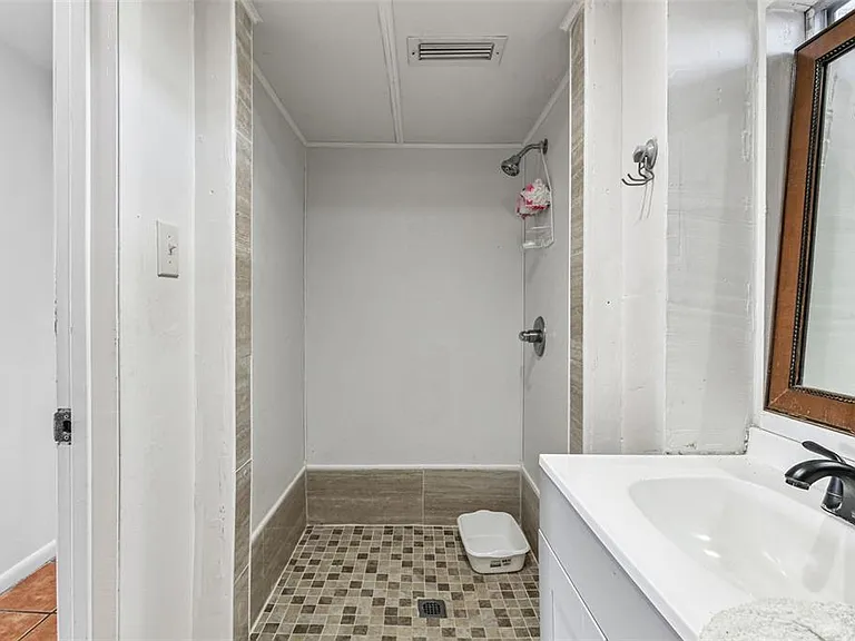 855 E Brandon Blvd — Photo 13