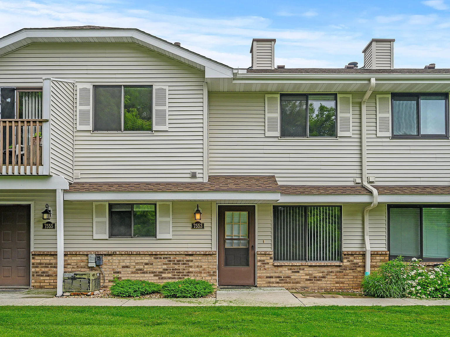 2 bed, 1.5 bath, 1100 sqft, $1,900 — Photo 1