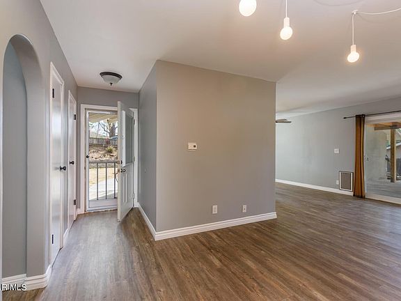 4th image of 406 Glenwood Pl