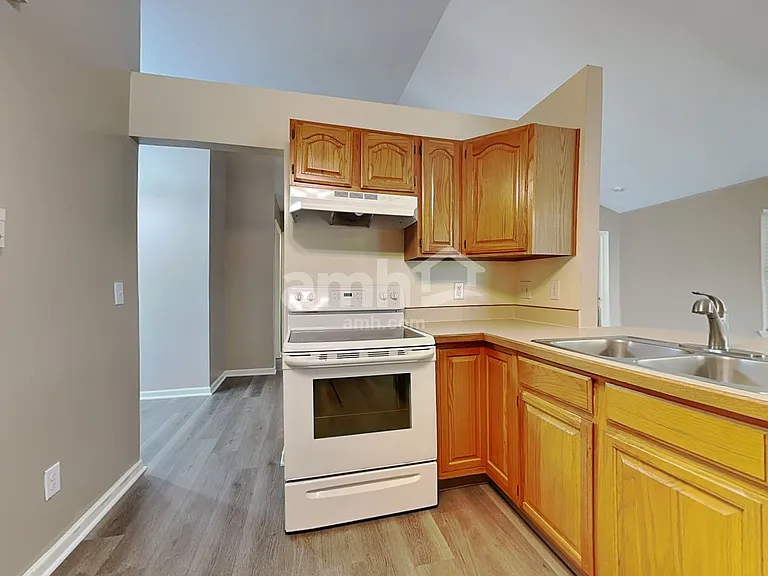 132 Warner Dr — Photo 3