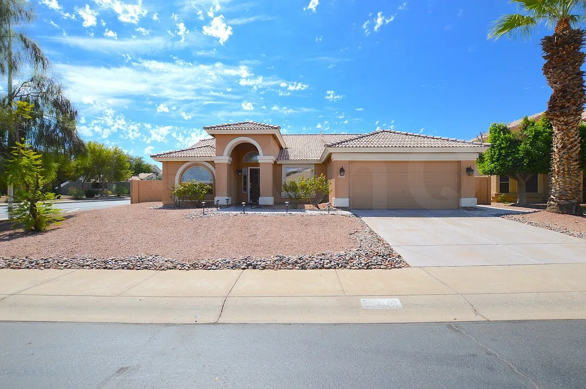 3 bed, 2.0 bath, 2160 sqft, $2,899 — Photo 2