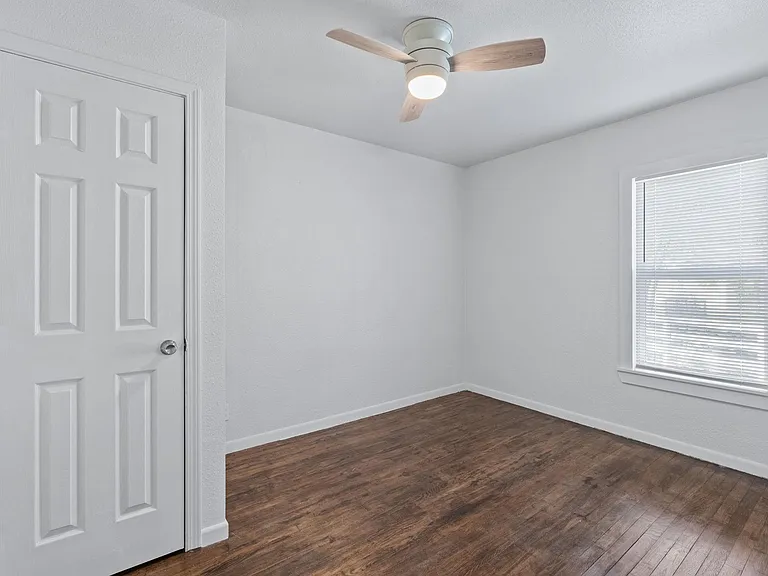 105 Riverside Dr — Photo 6