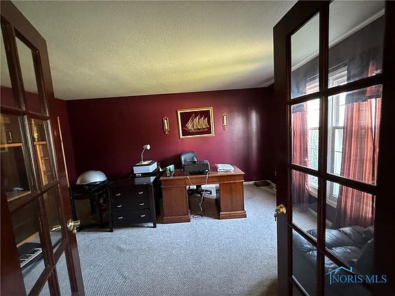 5th image of 909 Sandalwood Rd W