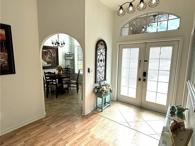 1090 Woods Dr — Photo 2