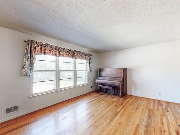 5th image of 218 Midland Dr