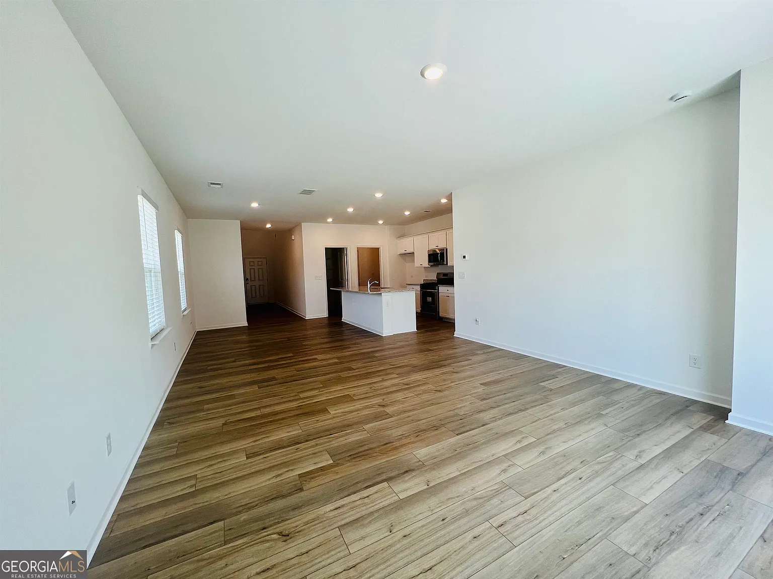 4 bed, 2.5 bath, 2338 sqft, $2,450 — Photo 4