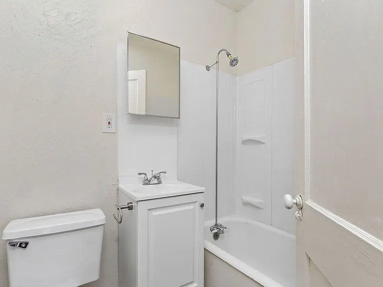 3933 Charlotte St — Photo 41