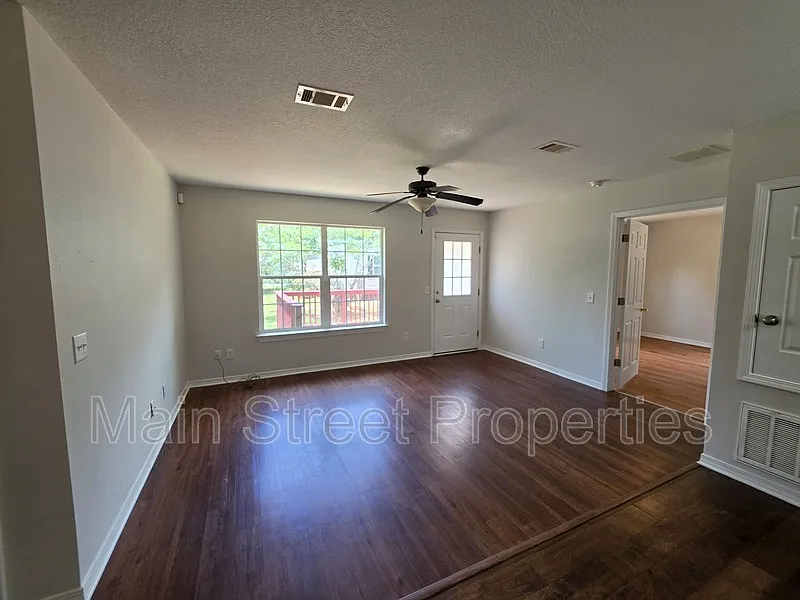 2 bed, 1.0 bath, 927 sqft, $1,475 — Photo 2