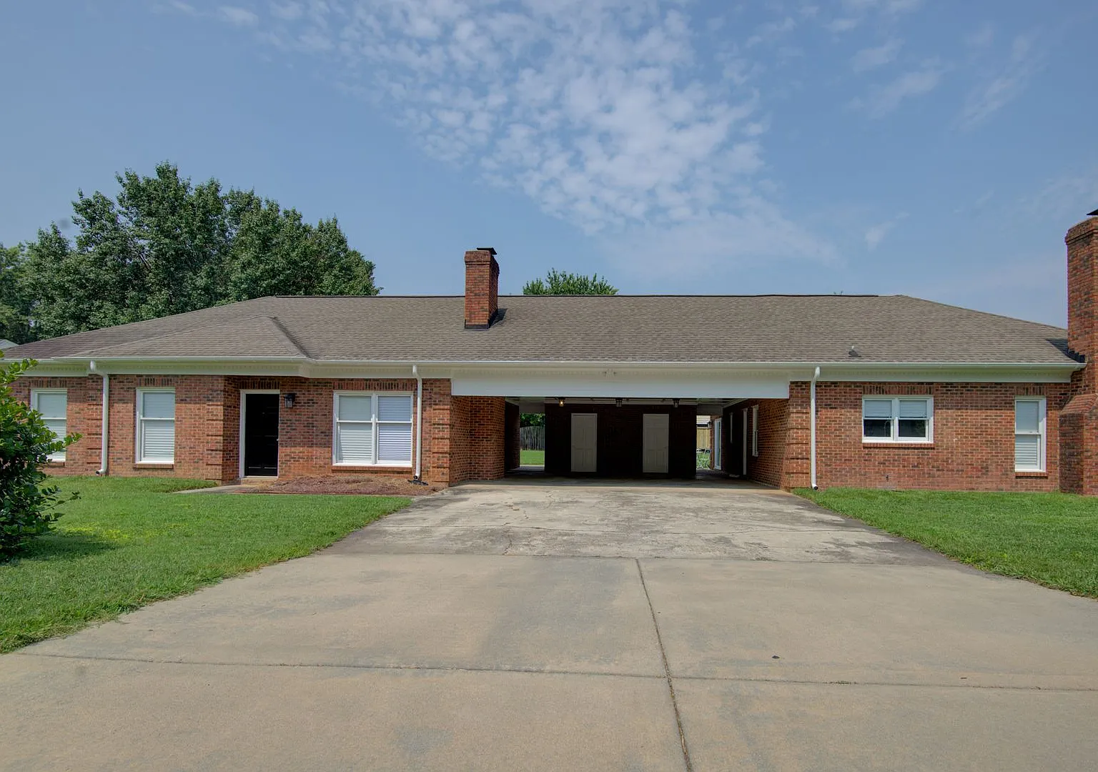 Coming Soon! Your Ideal Rental Home Awaits: 3 Beds | 2 Baths With Modern Finishes And Updates! — Photo 1