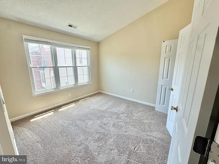 704 Stafford Glen Ct — Photo 9
