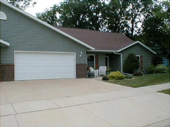 51 7th St SW, Wells, MN 56097