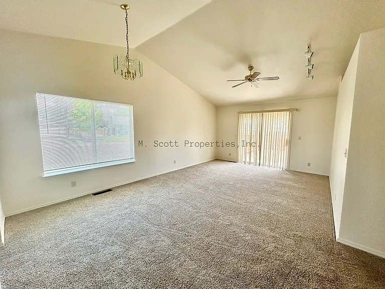 1449 N Marion Russell Dr — Photo 3