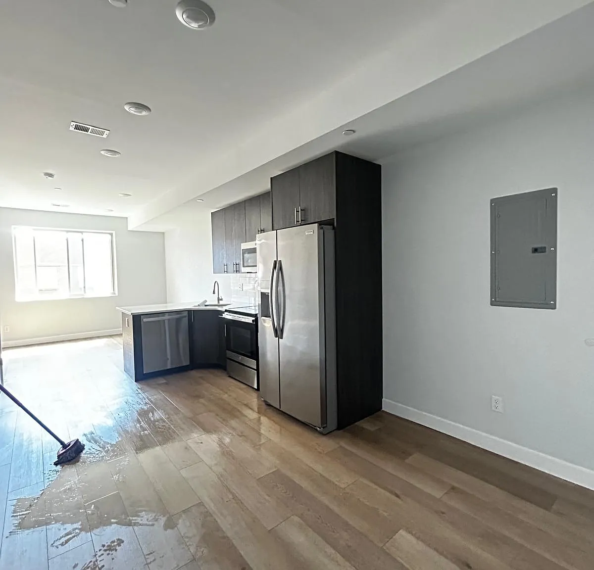 2 bed, 800 sqft, $1,600 — Photo 2