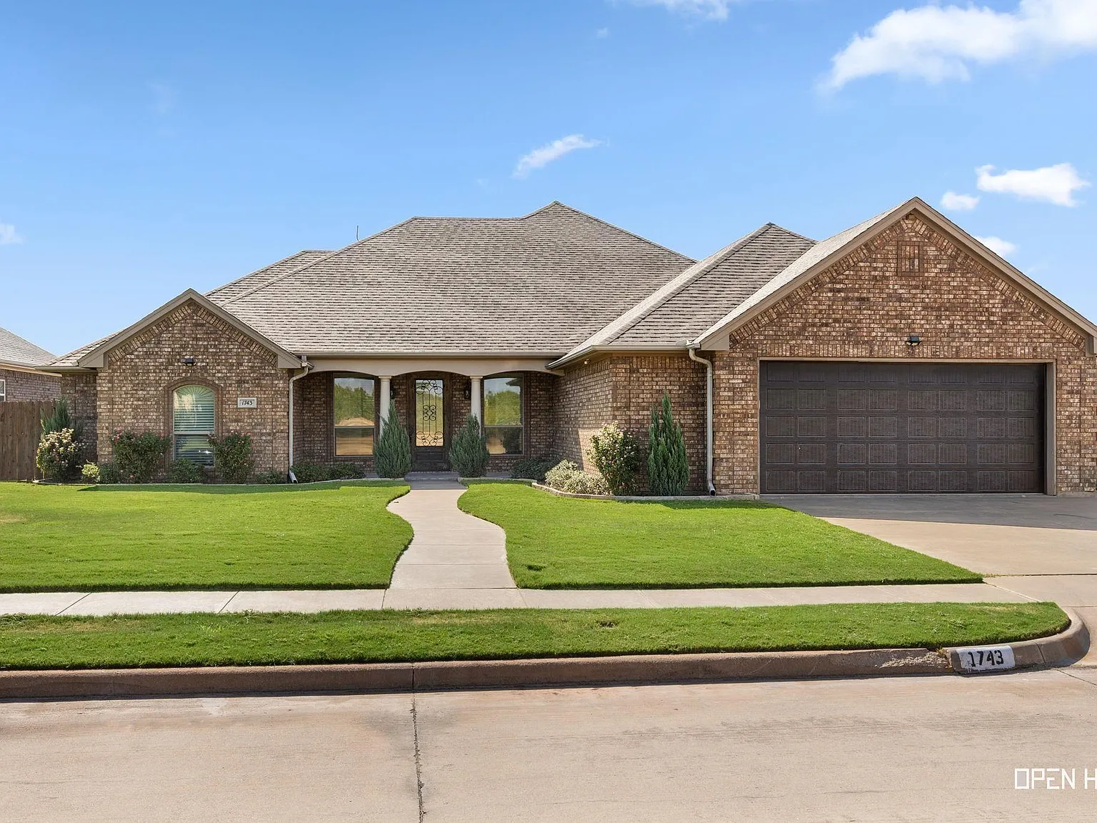 4 bed, 2.5 bath, 2810 sqft, $3,495 — Photo 2