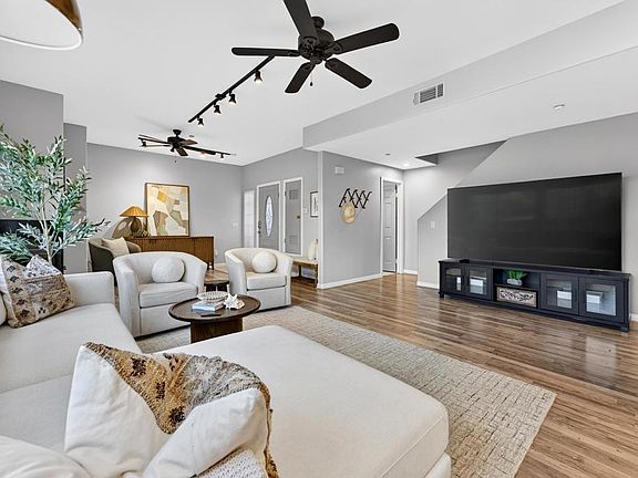 4th image of 3951 Riviera Dr