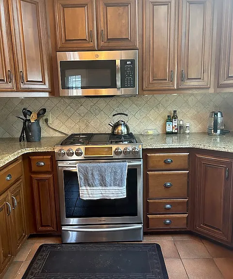 gas stove & oven with microwave above