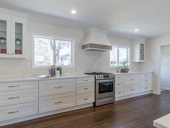3rd image of 9641 Canterbury St