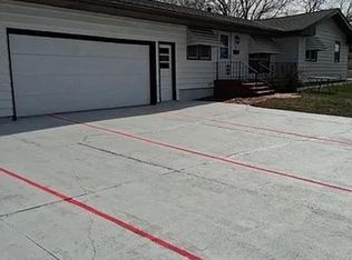 7 S Windsor Cir, Storm Lake, IA 50588