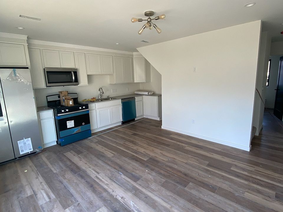 Kitchen/Living w/stainless steel appliances