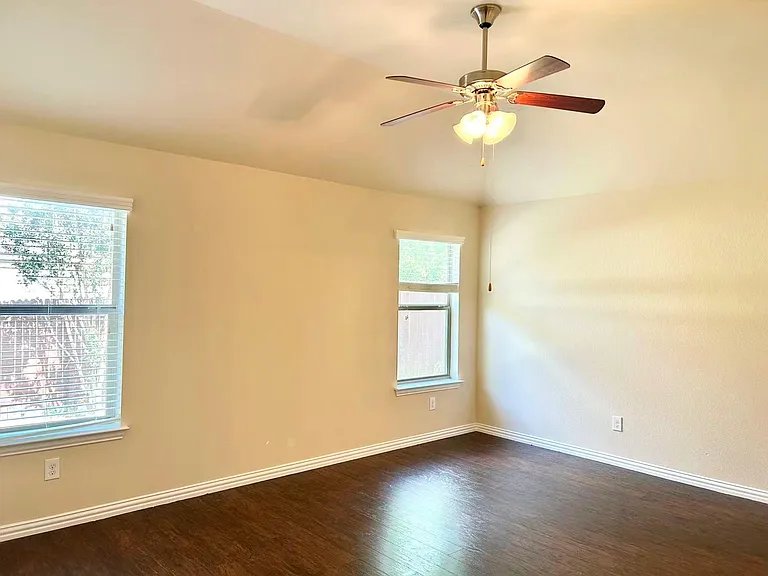 1104 Valerie Cv — Photo 18