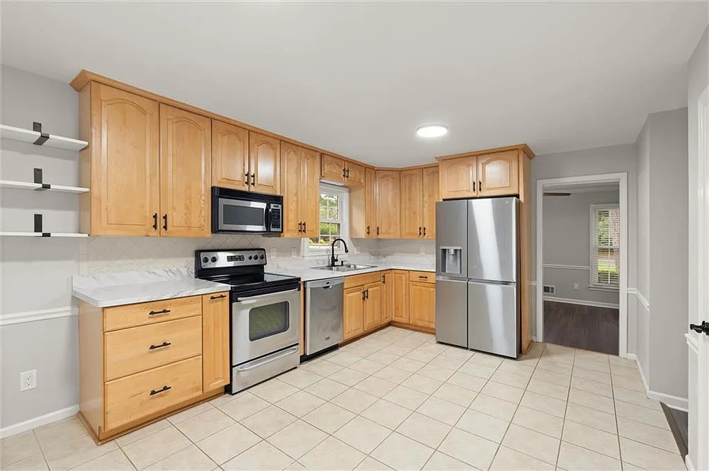 5 bed, 2.5 bath, 2709 sqft, $3,400 — Photo 4