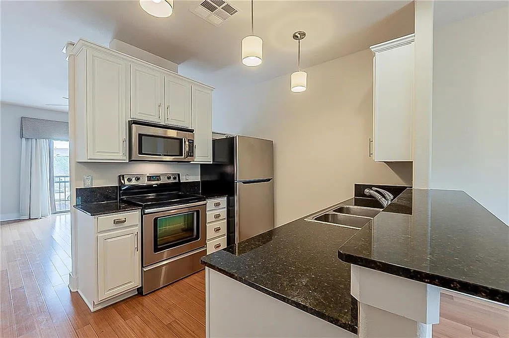 3 bed, 2.5 bath, 1376 sqft, $1,750 — Photo 3