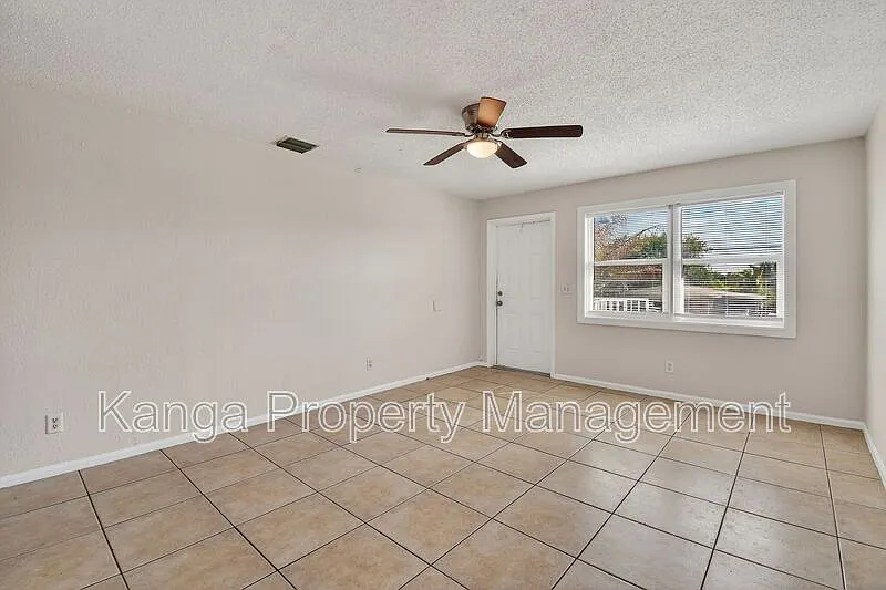 3 bed, 1.0 bath, 855 sqft, $1,850 — Photo 2