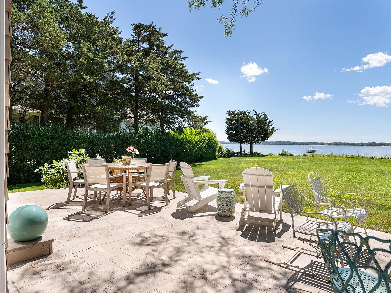 Beachfront Retreat on Great Peconic Bay — Photo 4