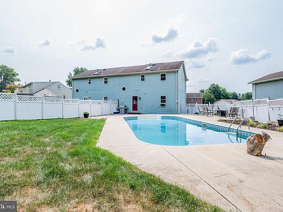 3rd image of 43 Pinewood Cir