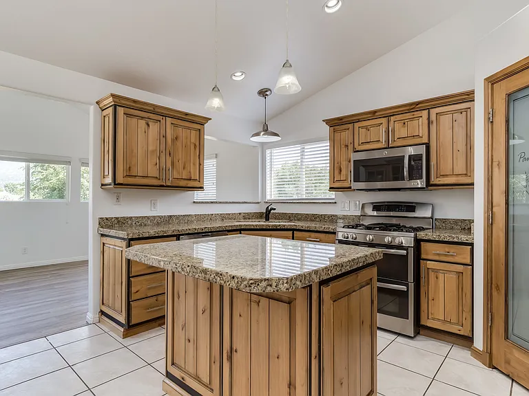 2519 S 1400 W — Photo 7