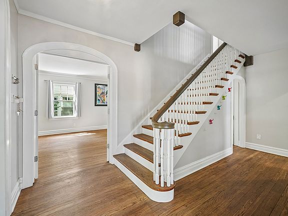 5th image of 246 Maple Ave