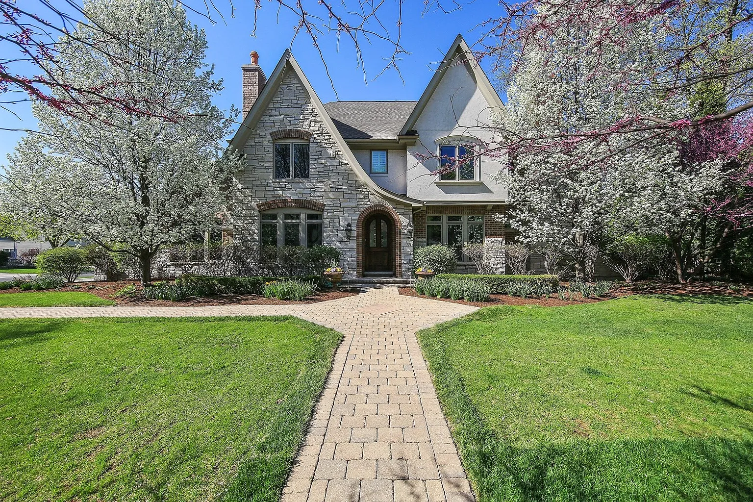 645 W Chicago Ave photo 1