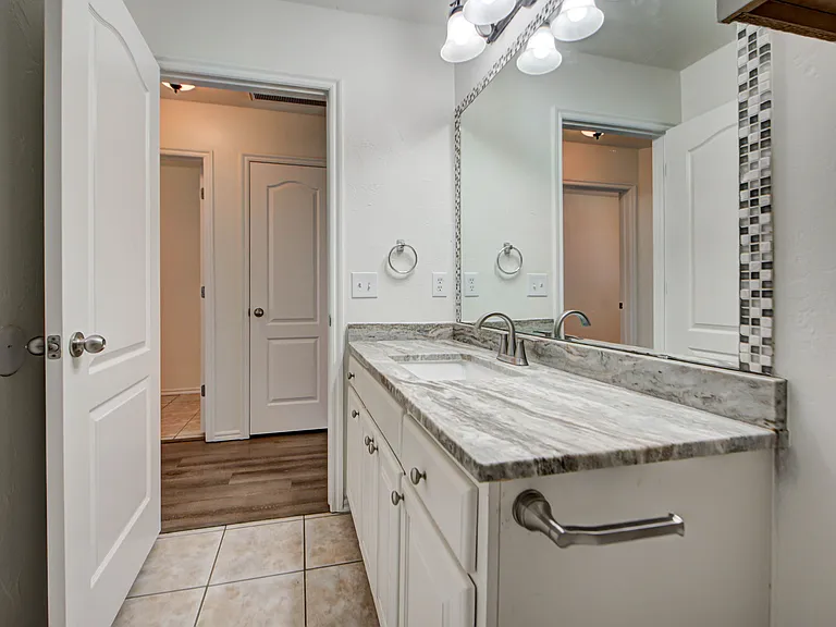 608 Cavecreek St — Photo 37