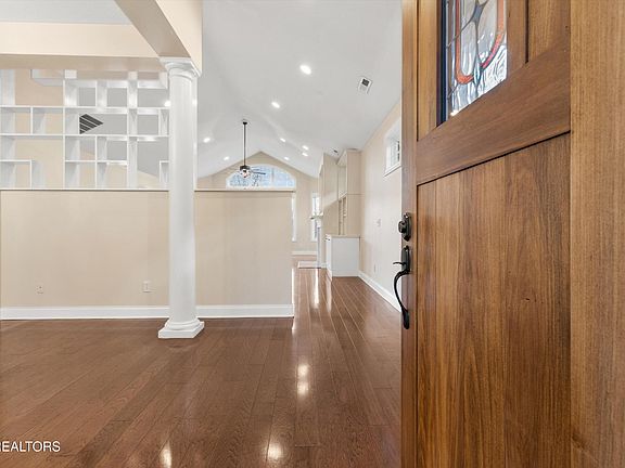 5th image of 241 Goldcrest Dr