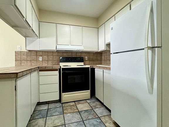 4th image of 1726-1744 NE Hancock St #1740
